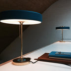 Revolve bordlampe, skærm i drejet metal, opal diffusor, jernfod, G9