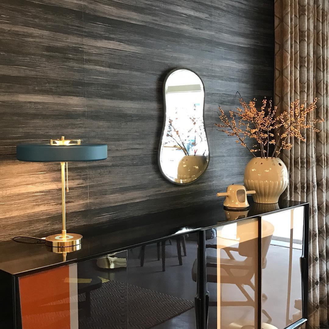 Revolve bordlampe, skærm i drejet metal, opal diffusor, jernfod, G9