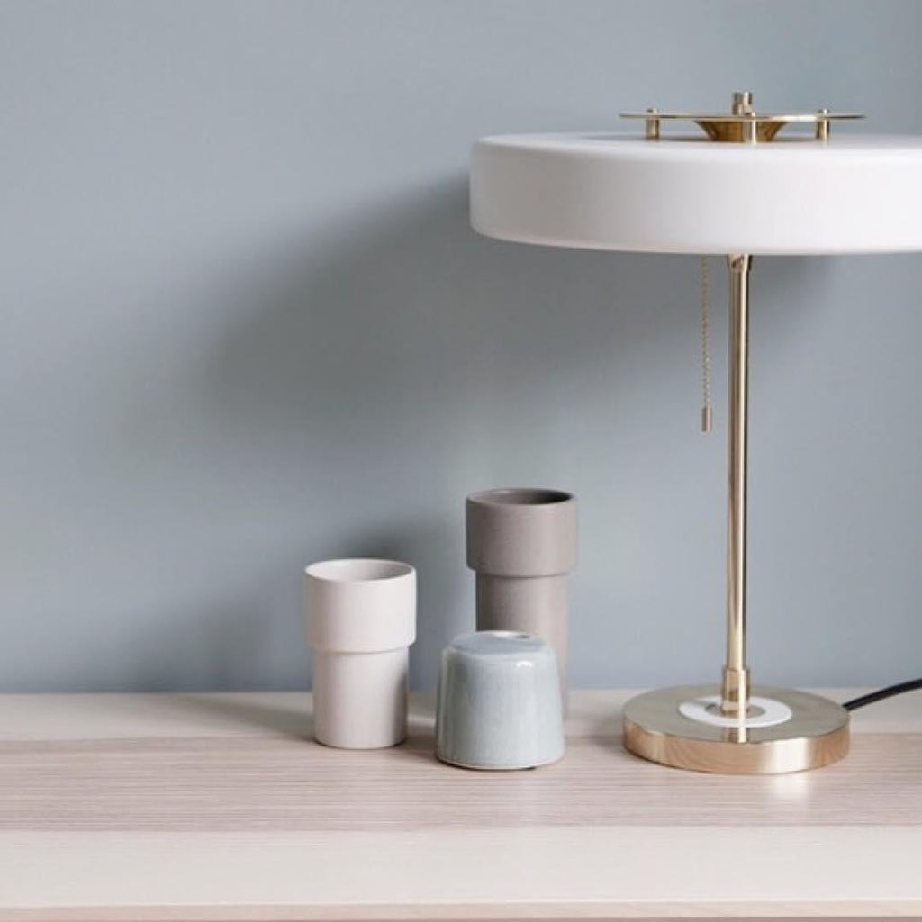 Revolve bordlampe, skærm i drejet metal, opal diffusor, jernfod, G9