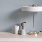 Revolve bordlampe, skærm i drejet metal, opal diffusor, jernfod, G9