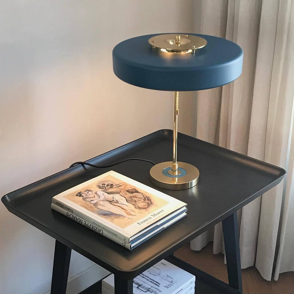 Revolve bordlampe, skærm i drejet metal, opal diffusor, jernfod, G9