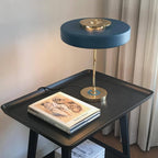 Revolve bordlampe, skærm i drejet metal, opal diffusor, jernfod, G9