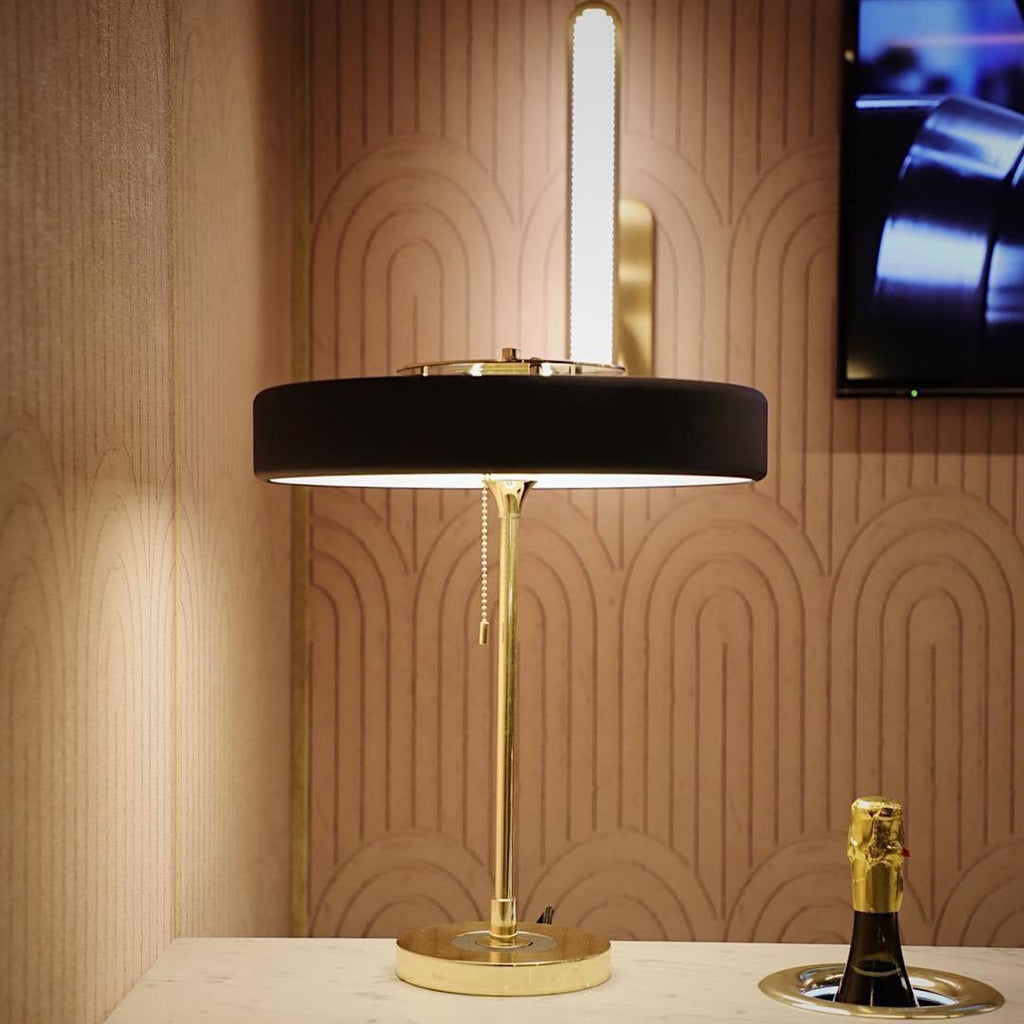 Revolve bordlampe, skærm i drejet metal, opal diffusor, jernfod, G9