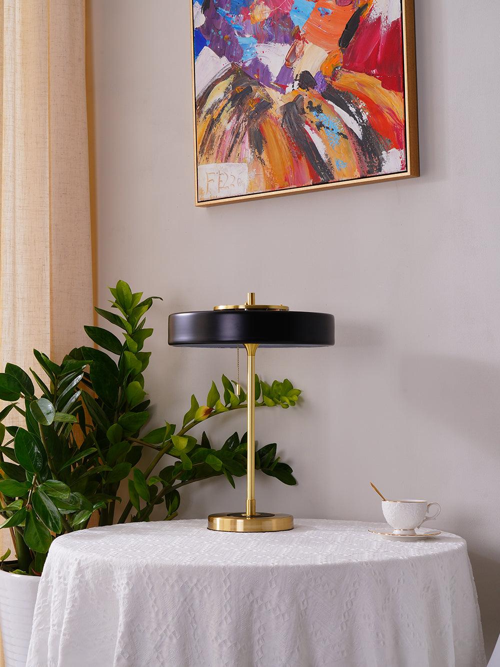 Revolve bordlampe, skærm i drejet metal, opal diffusor, jernfod, G9