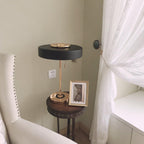 Revolve bordlampe, skærm i drejet metal, opal diffusor, jernfod, G9