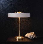Revolve bordlampe, skærm i drejet metal, opal diffusor, jernfod, G9