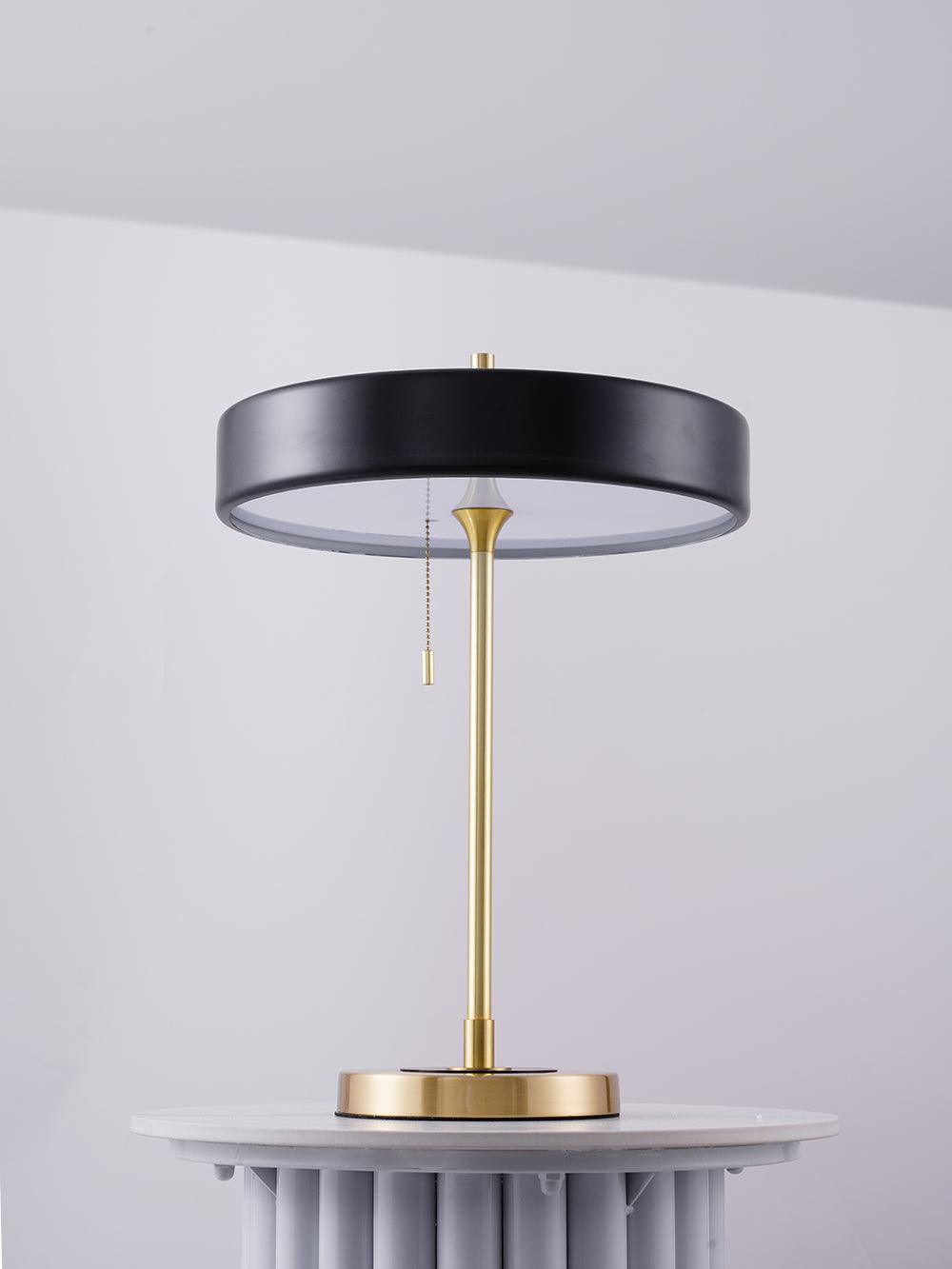 Revolve bordlampe, skærm i drejet metal, opal diffusor, jernfod, G9