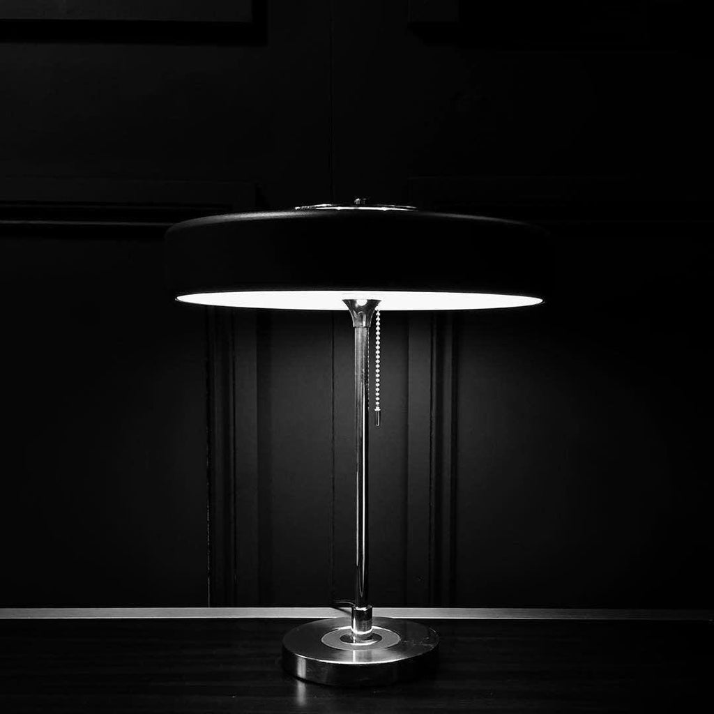 Revolve bordlampe, skærm i drejet metal, opal diffusor, jernfod, G9