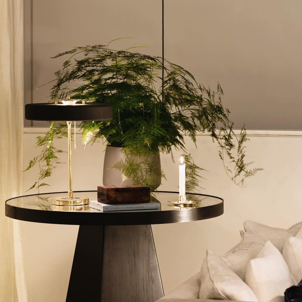 Revolve bordlampe, skærm i drejet metal, opal diffusor, jernfod, G9