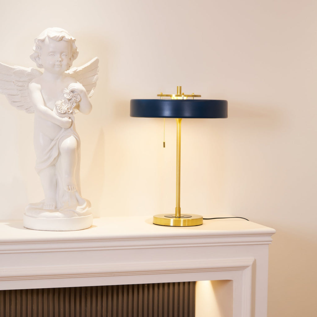 Revolve table lamp with pull chain switch detail