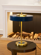 Revolve bordlampe, skærm i drejet metal, opal diffusor, jernfod, G9