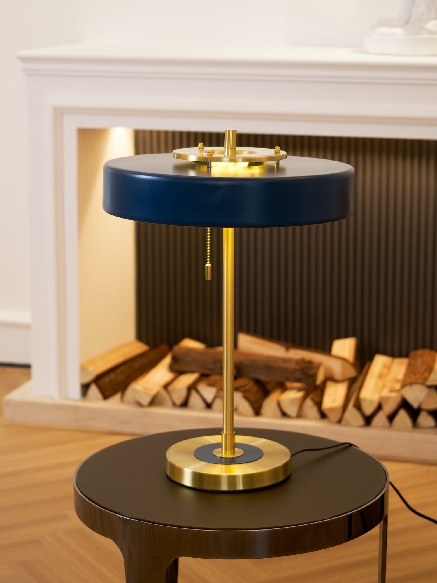 Revolve bordlampe, skærm i drejet metal, opal diffusor, jernfod, G9