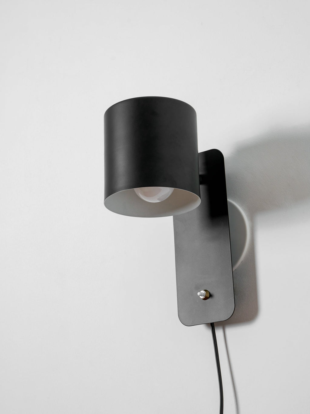 Væglampe, roterbar metalcylinder, stiktilslutning, E26, 350-graders skærm