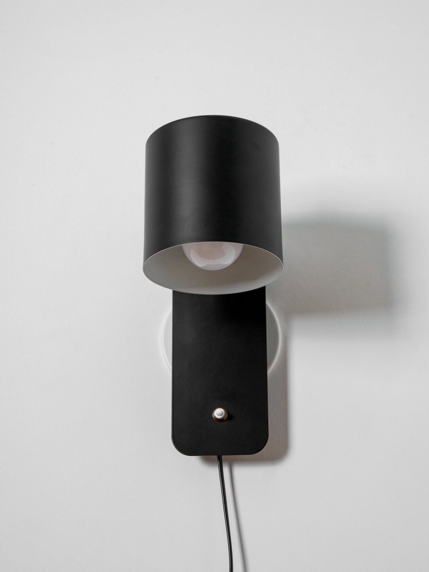Væglampe, roterbar metalcylinder, stiktilslutning, E26, 350-graders skærm