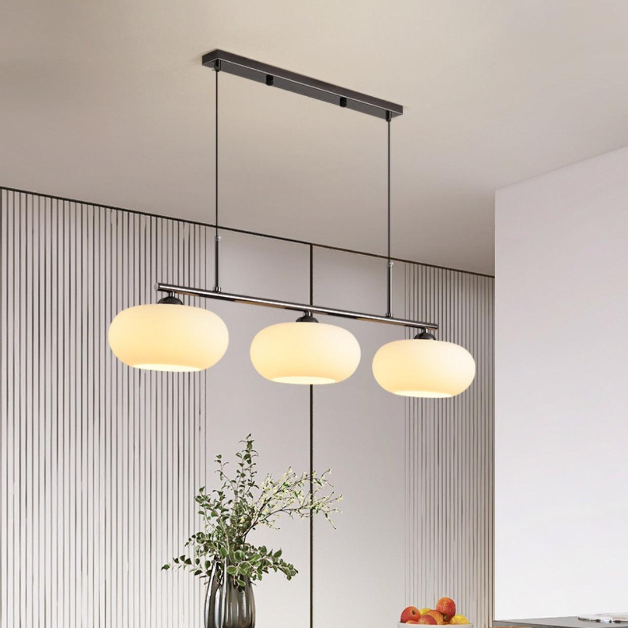 Linear 3-globe pendel, hvide glasskærme, nikkel eller guld