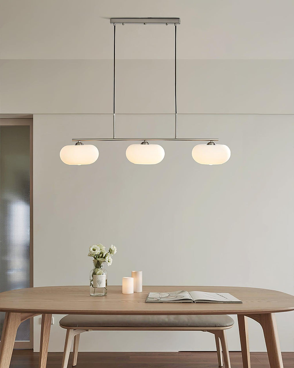 Linear 3-globe pendel, hvide glasskærme, nikkel eller guld
