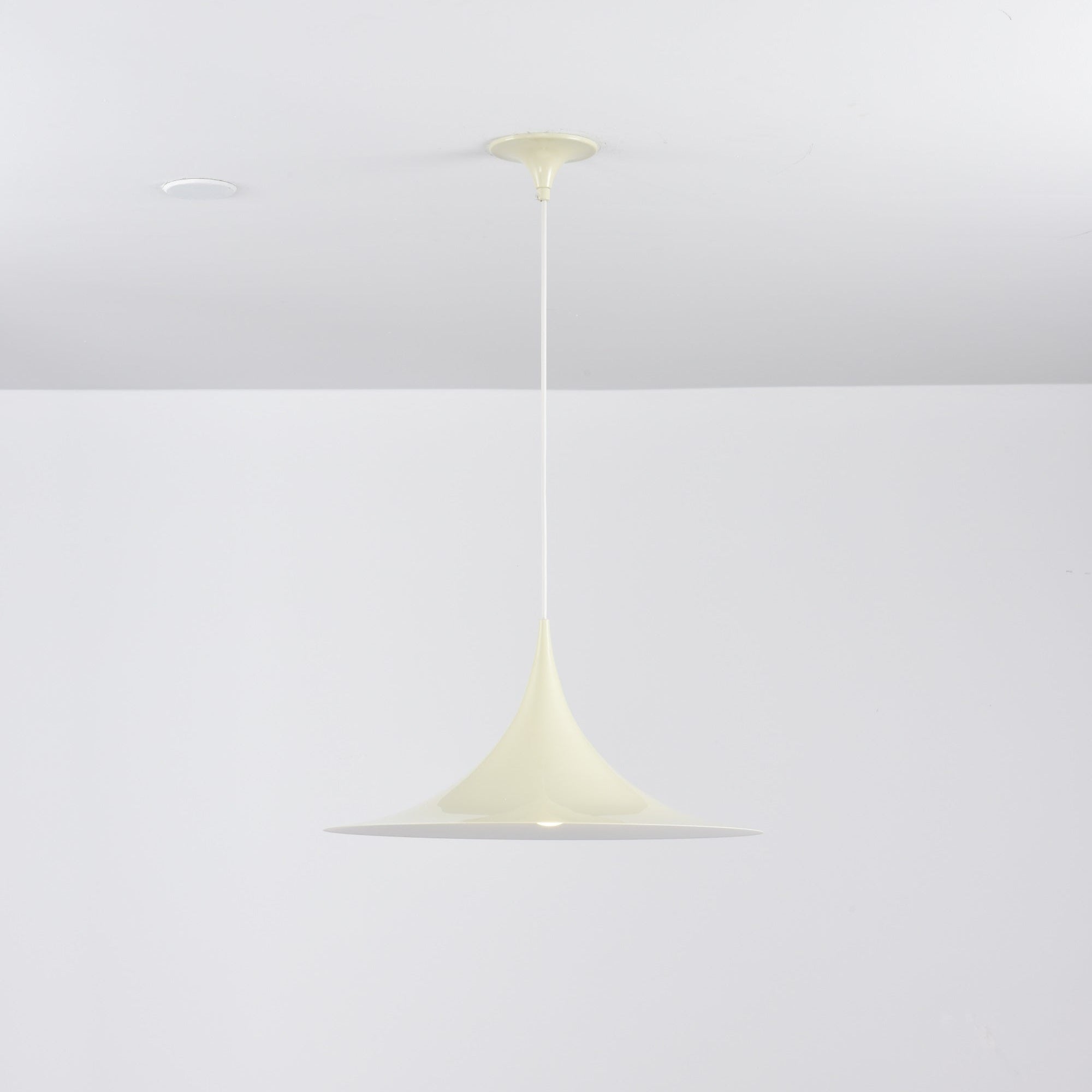 Semi pendel, bueformet spunset aluminiums-skærm, E26/E27, fast installation