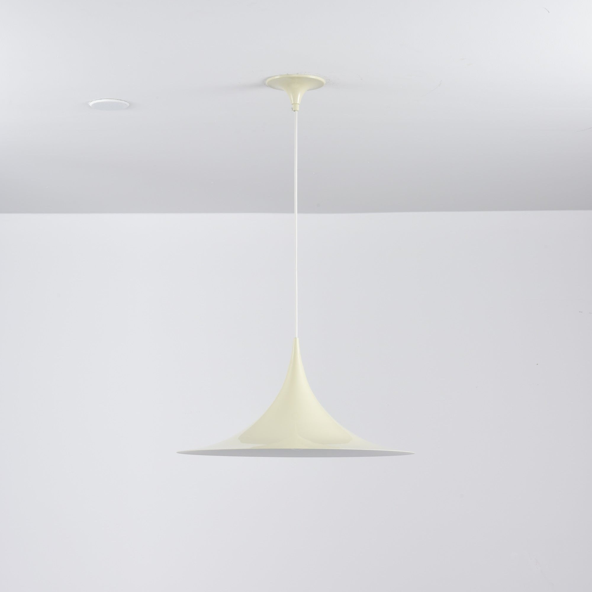 Semi pendel, bueformet spunset aluminiums-skærm, E26/E27, fast installation
