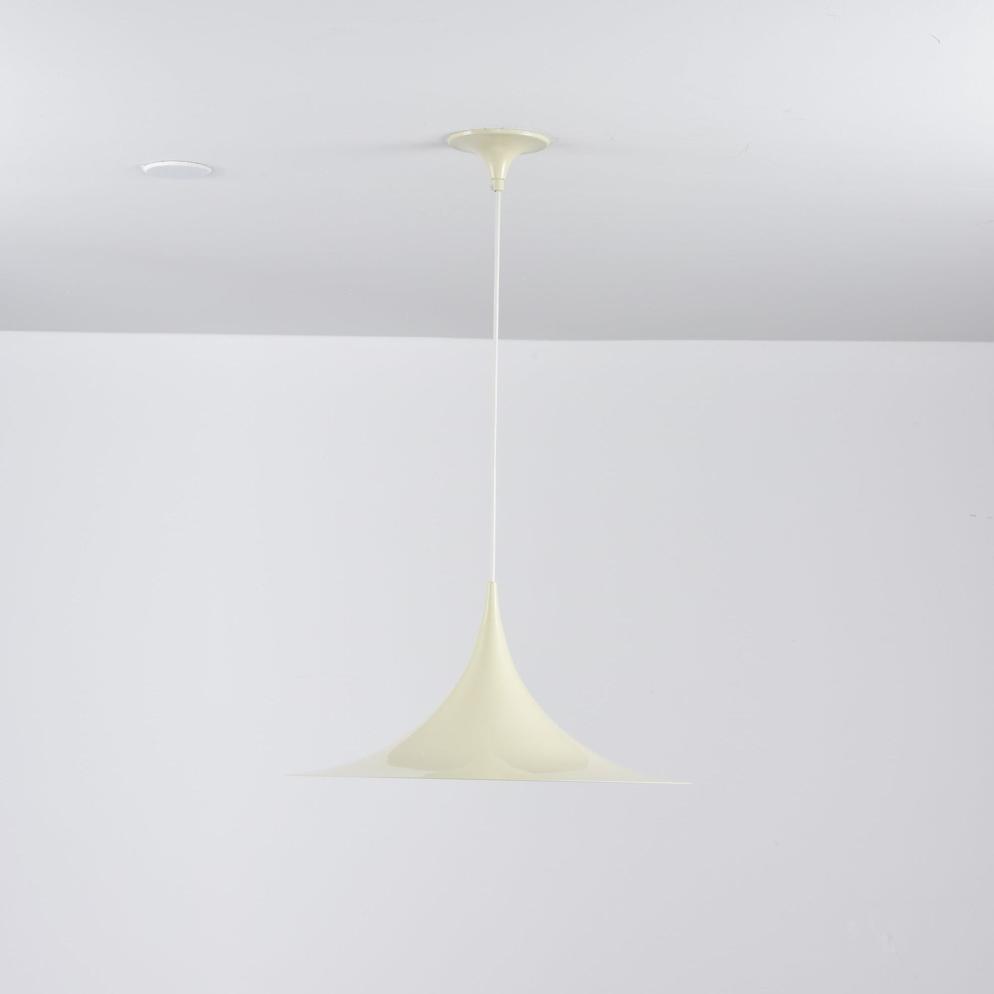 Semi pendel, bueformet spunset aluminiums-skærm, E26/E27, fast installation