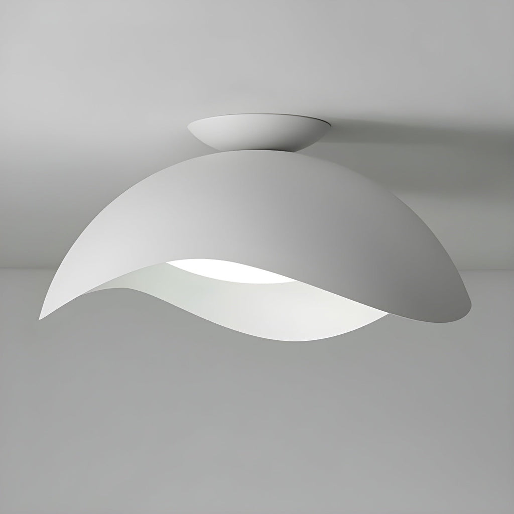 The wave silhouette of this Clérachic ceiling light stands out in white against a plain grey backdrop.