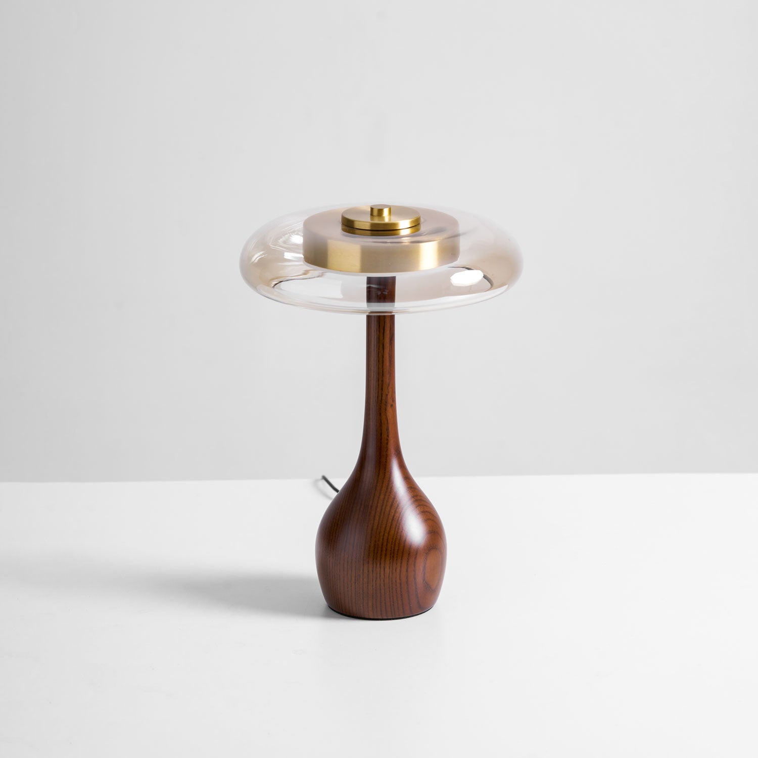 Sienna bordlampe, base i valnøddetræ, skærm i ravfarvet glas, LED