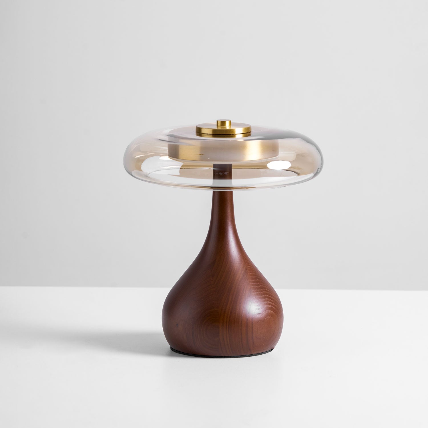 Sienna bordlampe, base i valnøddetræ, skærm i ravfarvet glas, LED