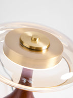 Sienna bordlampe, base i valnøddetræ, skærm i ravfarvet glas, LED