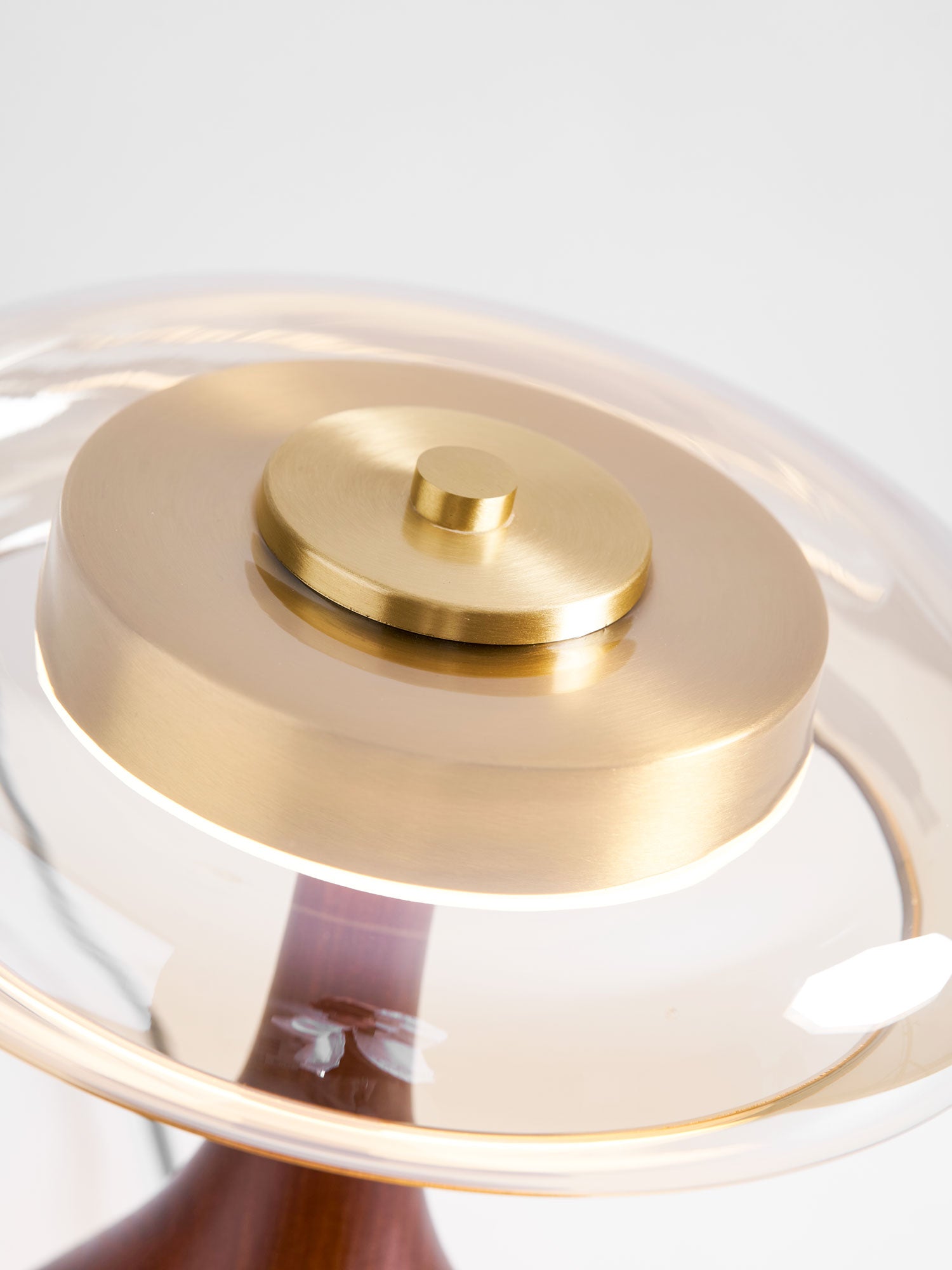 Sienna bordlampe, base i valnøddetræ, skærm i ravfarvet glas, LED