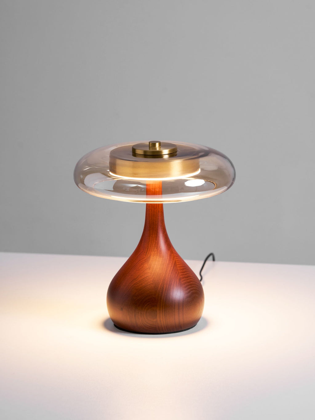 Sienna bordlampe, base i valnøddetræ, skærm i ravfarvet glas, LED