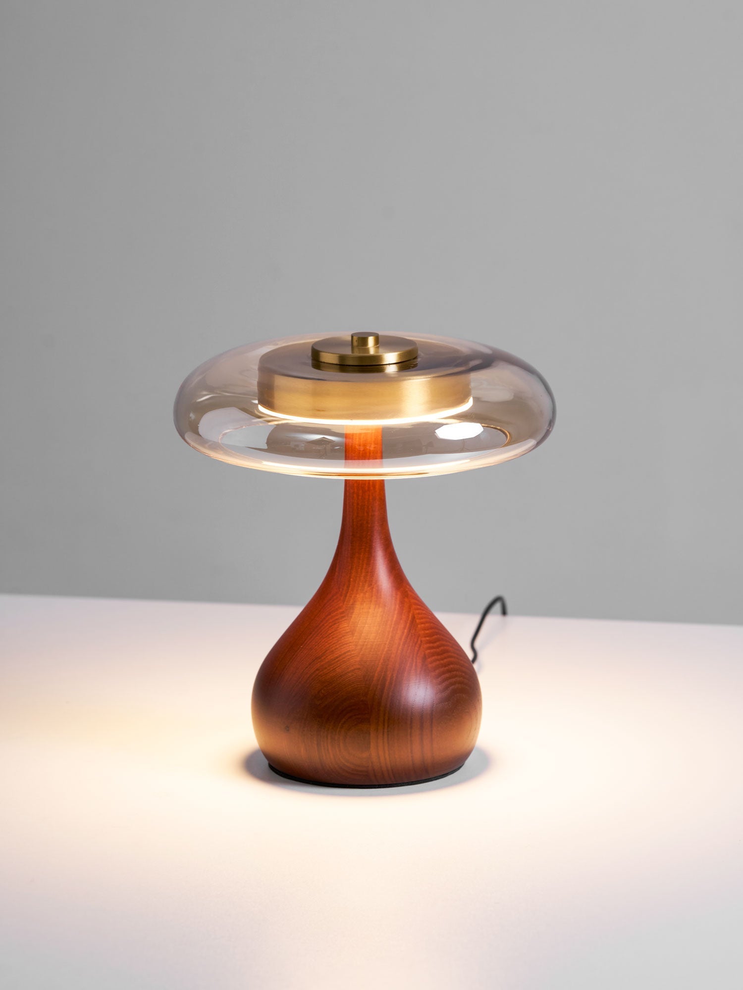 Sienna bordlampe, base i valnøddetræ, skærm i ravfarvet glas, LED
