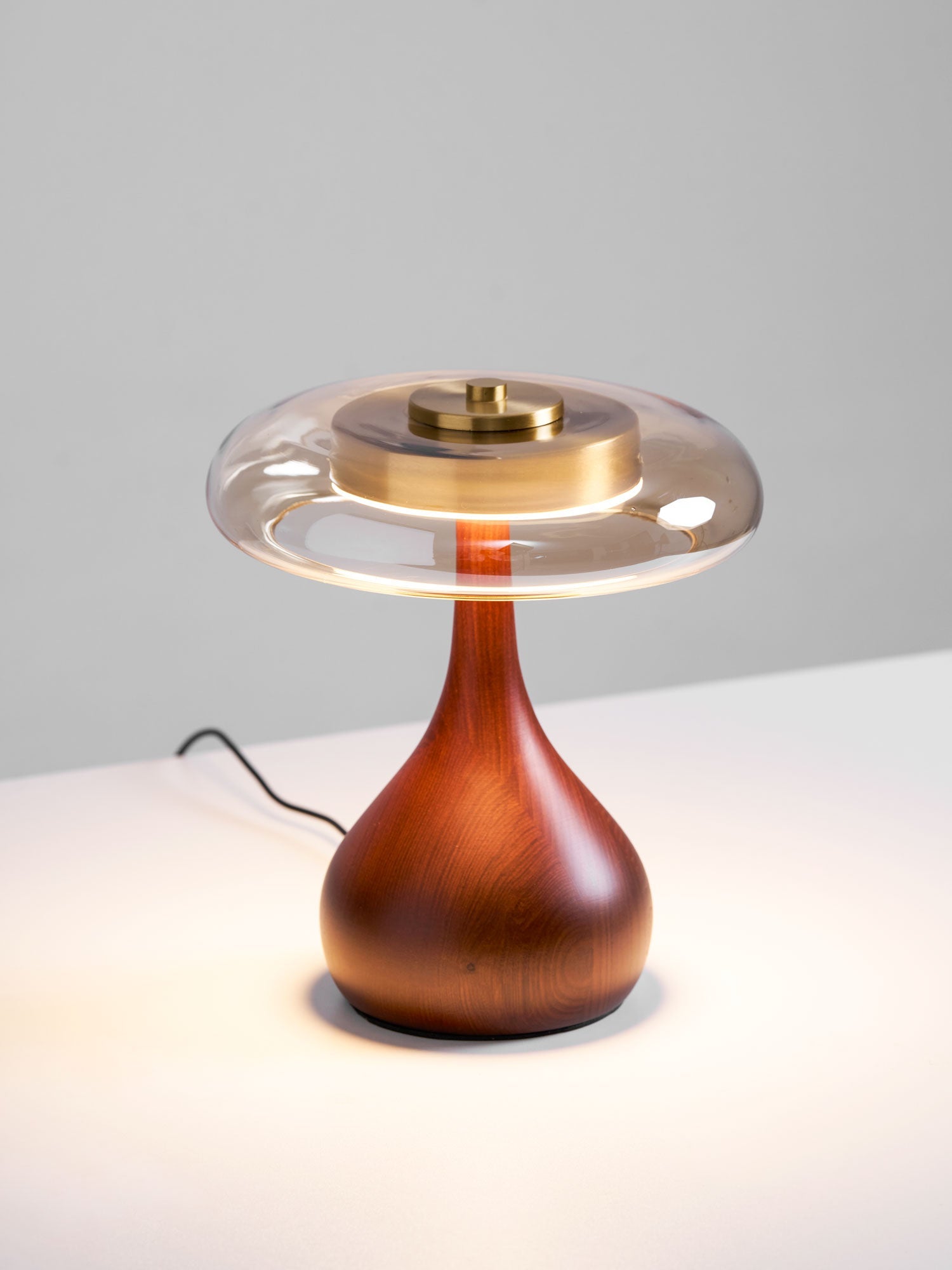 Sienna bordlampe, base i valnøddetræ, skærm i ravfarvet glas, LED