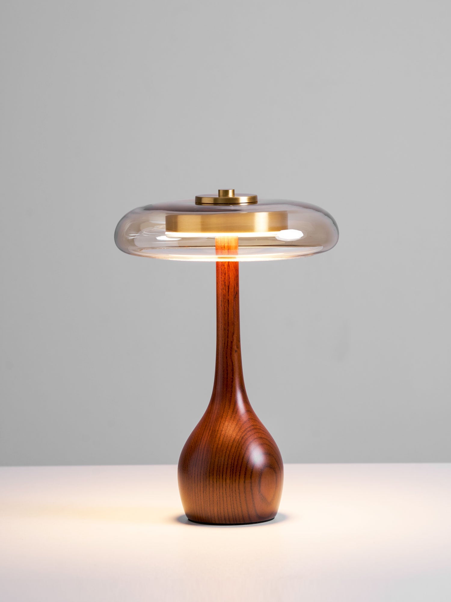 Sienna bordlampe, base i valnøddetræ, skærm i ravfarvet glas, LED