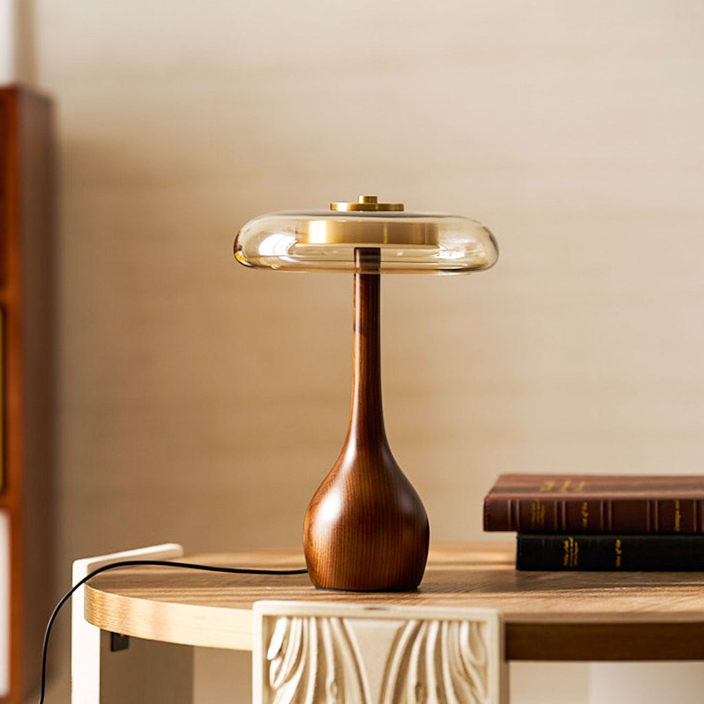 Sienna bordlampe, base i valnøddetræ, skærm i ravfarvet glas, LED