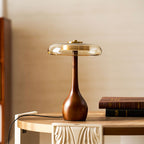 Sienna bordlampe, base i valnøddetræ, skærm i ravfarvet glas, LED
