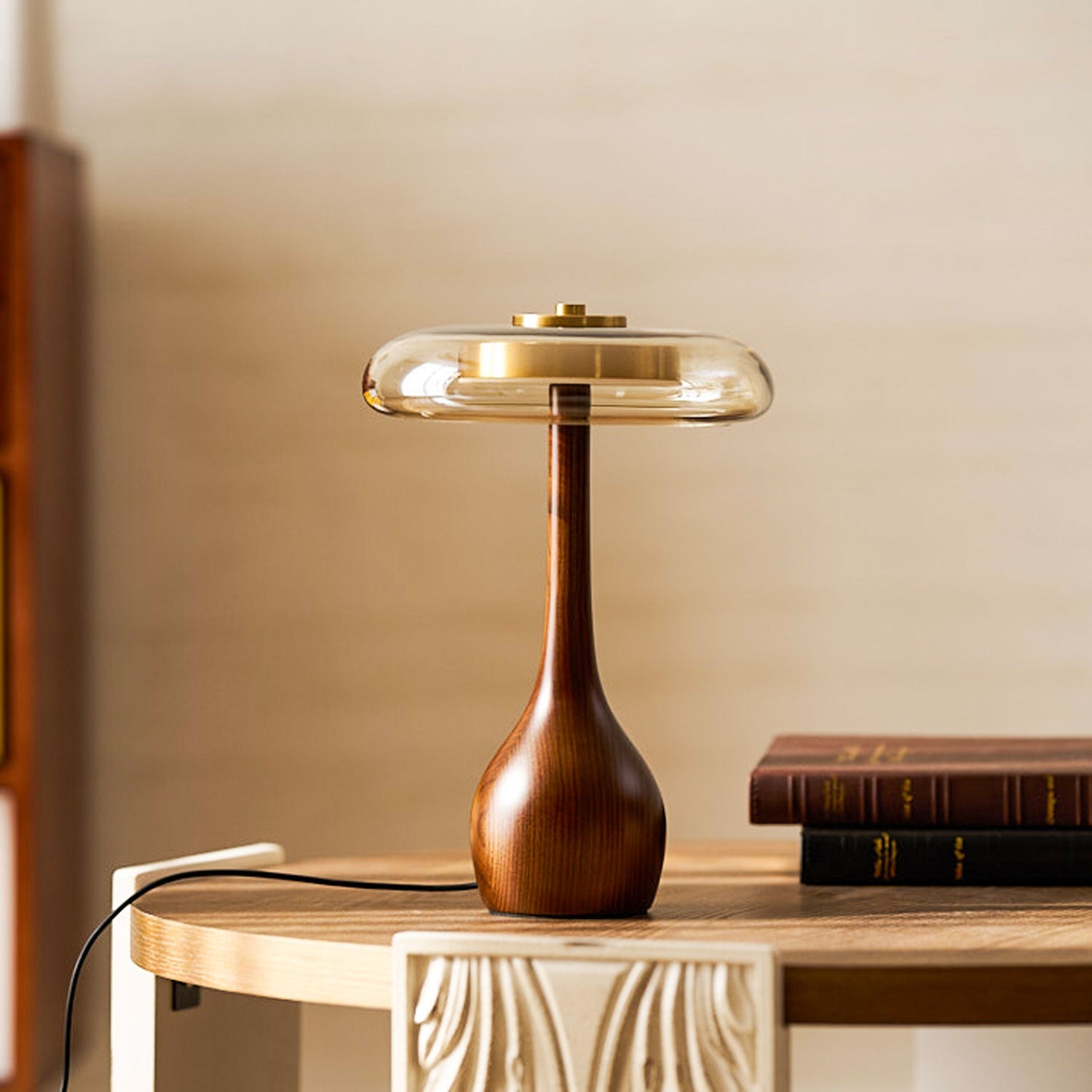 Sienna bordlampe, base i valnøddetræ, skærm i ravfarvet glas, LED