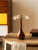 Sienna bordlampe, base i valnøddetræ, skærm i ravfarvet glas, LED