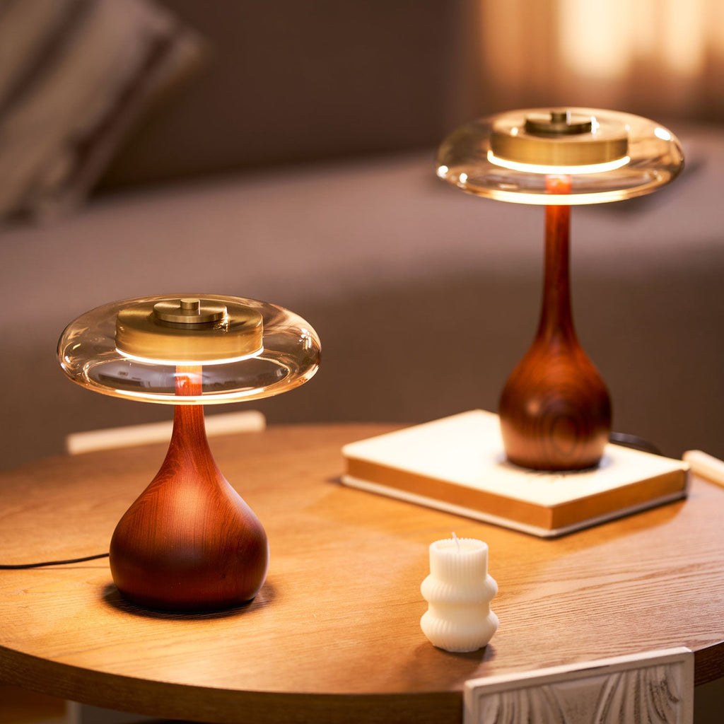 Sienna bordlampe, base i valnøddetræ, skærm i ravfarvet glas, LED
