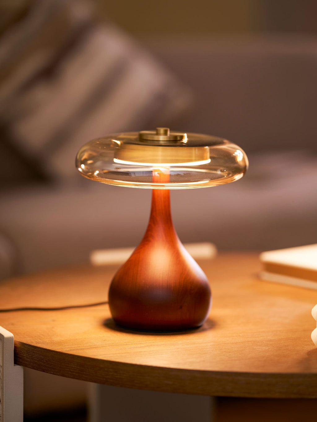 Sienna bordlampe, base i valnøddetræ, skærm i ravfarvet glas, LED