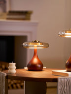 Sienna bordlampe, base i valnøddetræ, skærm i ravfarvet glas, LED
