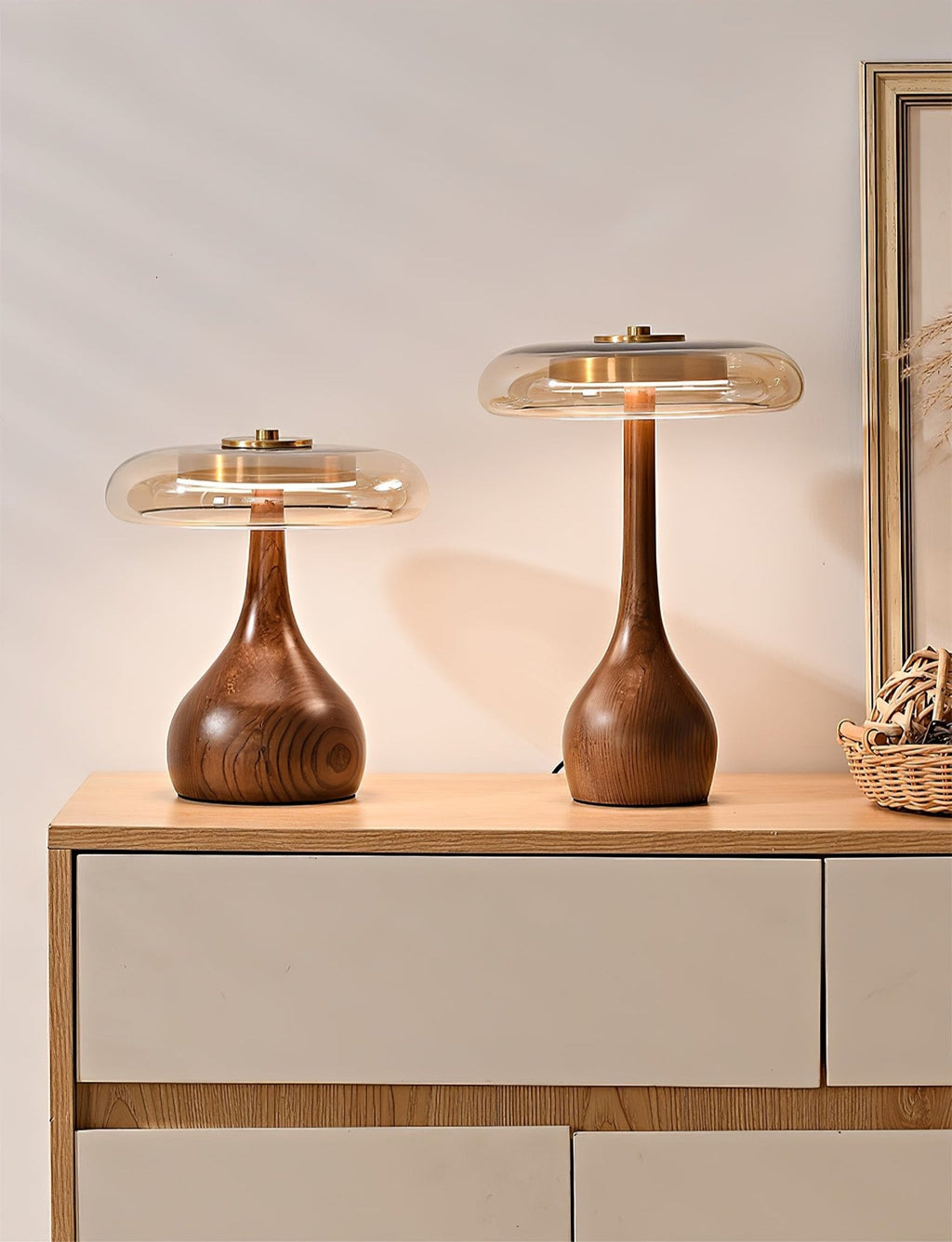 Sienna bordlampe, base i valnøddetræ, skærm i ravfarvet glas, LED