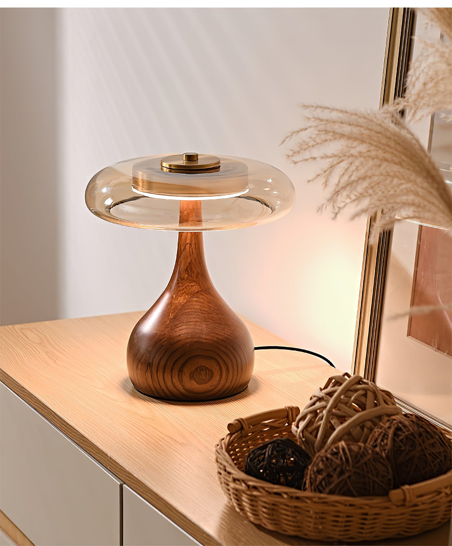Sienna bordlampe, base i valnøddetræ, skærm i ravfarvet glas, LED