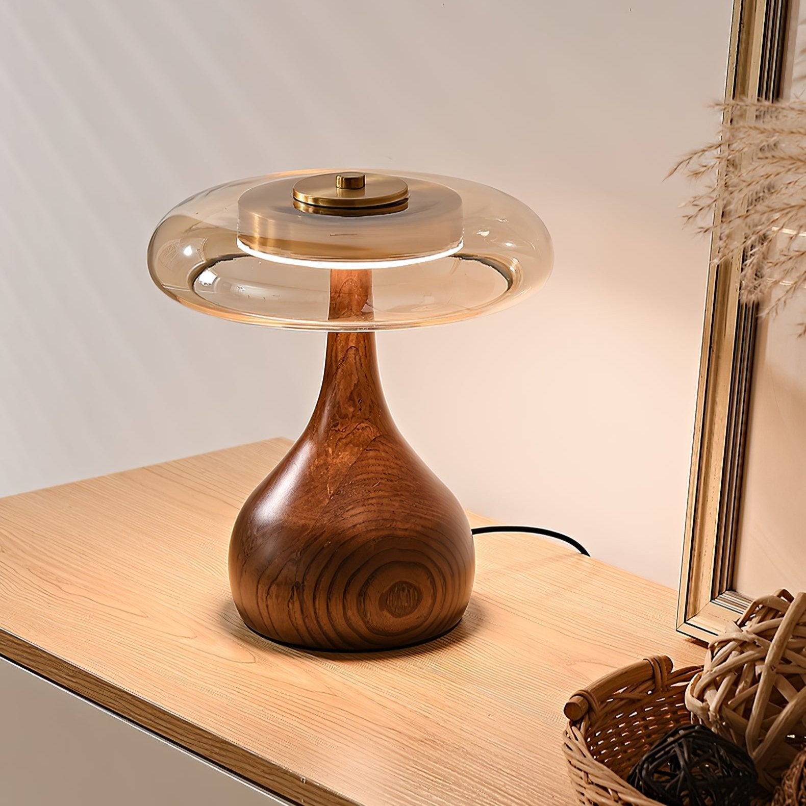 Sienna bordlampe, base i valnøddetræ, skærm i ravfarvet glas, LED