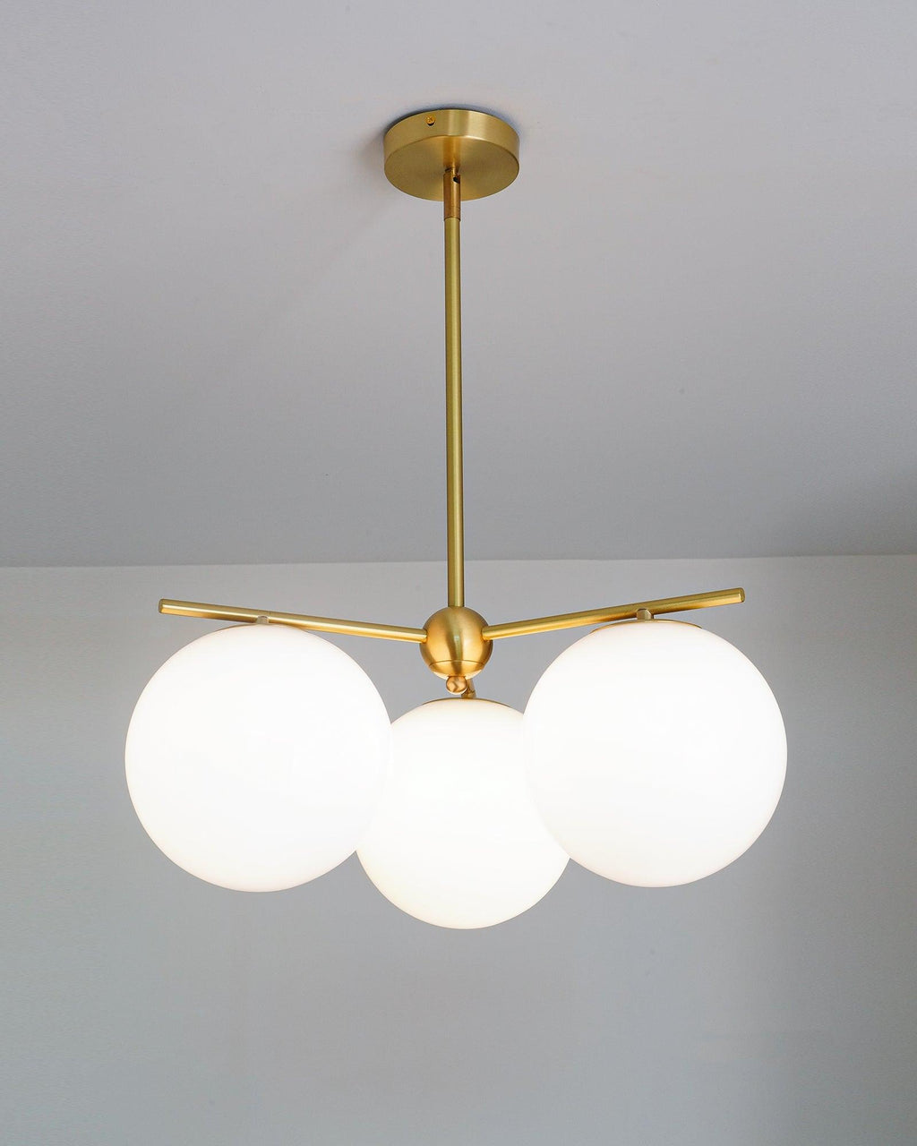 Lustra Sphere & Stem Brass Chandelier With Glass Globe Shades