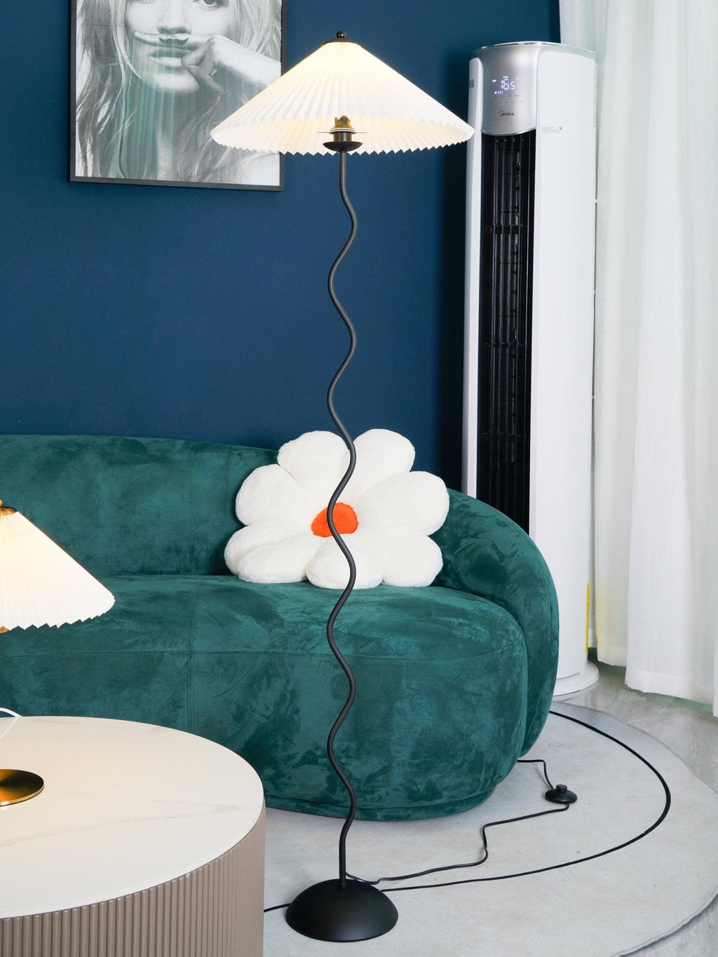 Squiggle floor lamp curved base detail in black metal