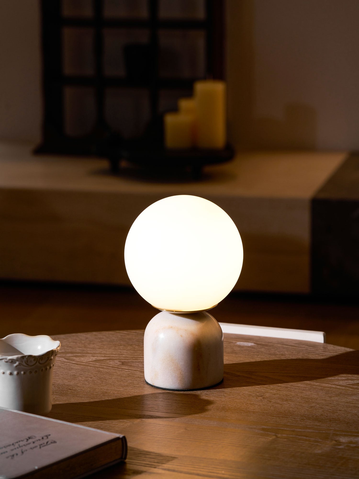 Bordlampe, Sylas marmorbase, hvid glasglobus, E26/E27 stik-in
