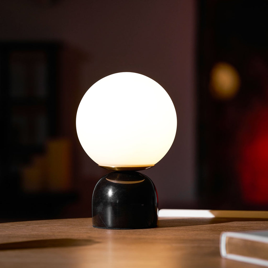 Bordlampe, Sylas marmorbase, hvid glasglobus, E26/E27 stik-in