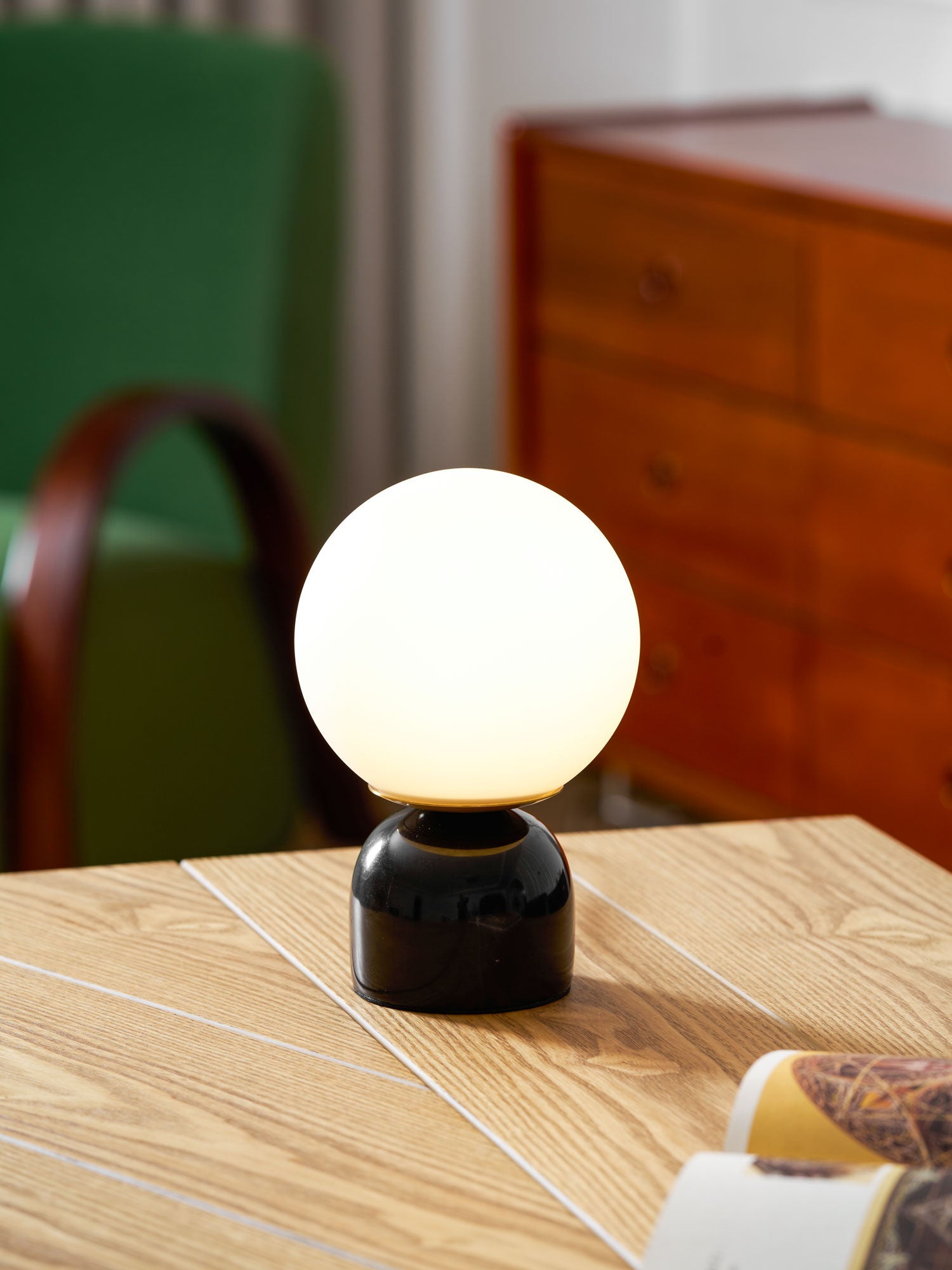Bordlampe, Sylas marmorbase, hvid glasglobus, E26/E27 stik-in