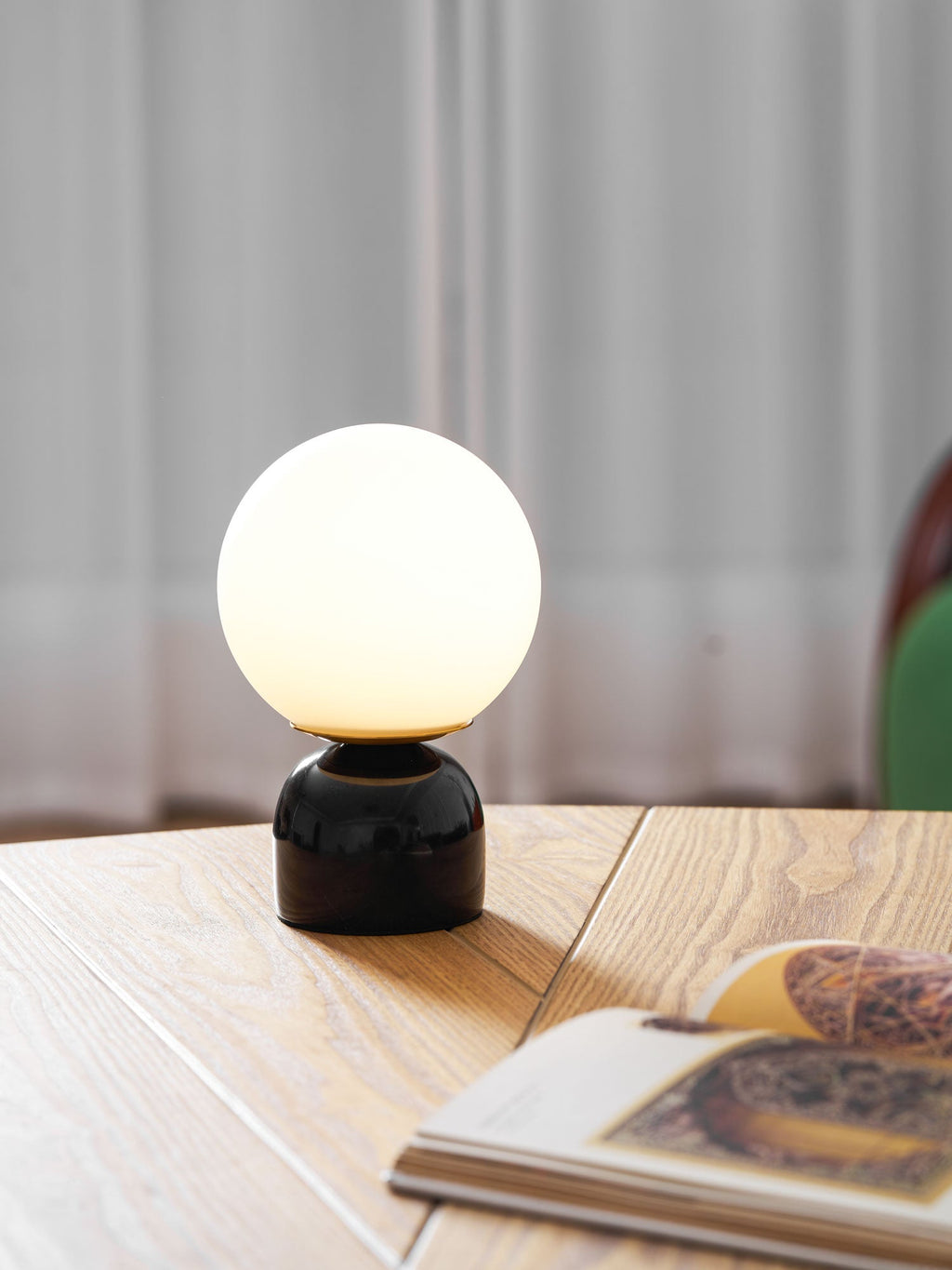 Bordlampe, Sylas marmorbase, hvid glasglobus, E26/E27 stik-in