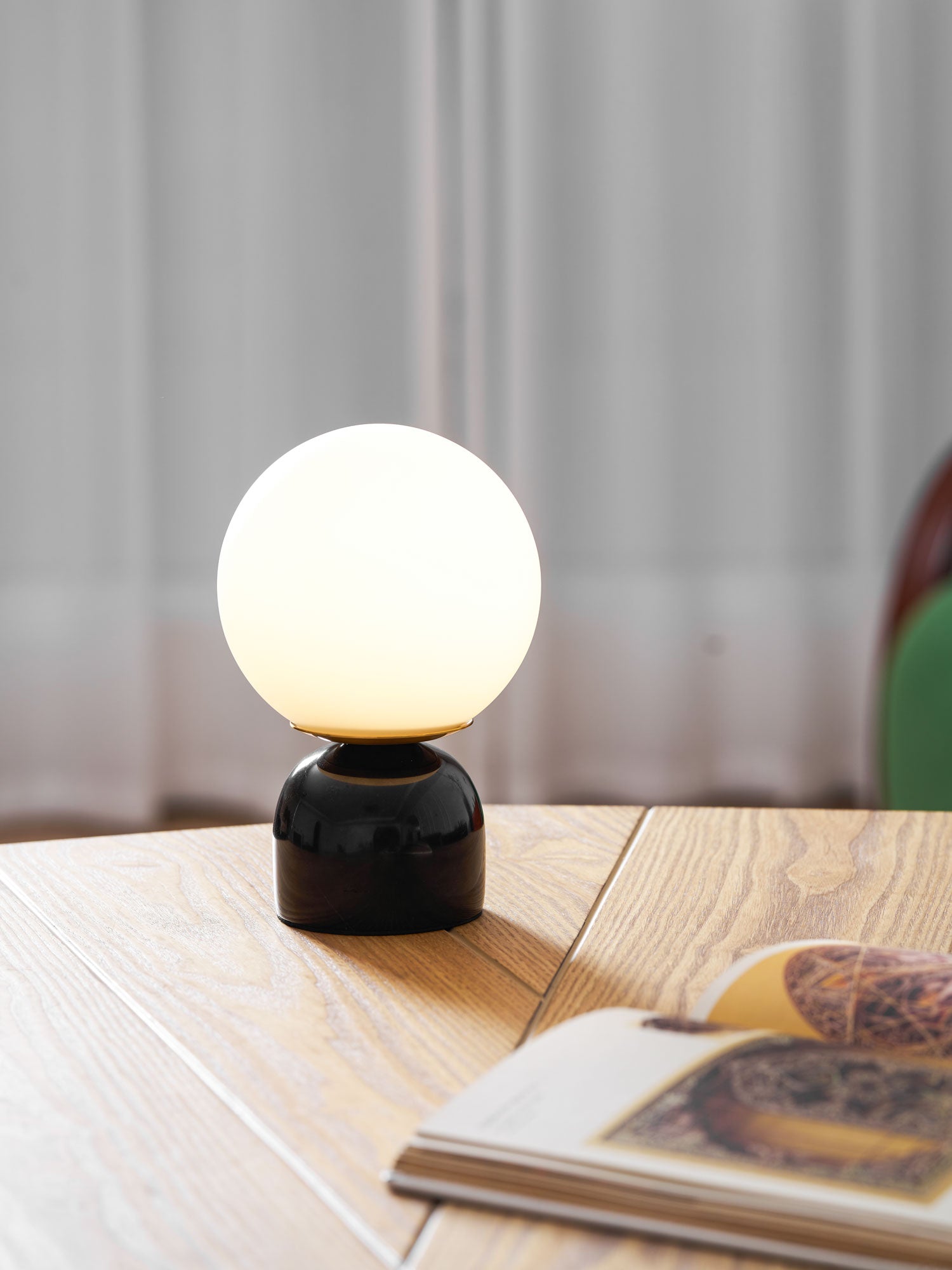 Bordlampe, Sylas marmorbase, hvid glasglobus, E26/E27 stik-in