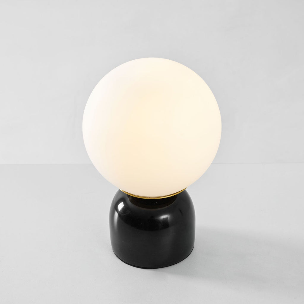 Bordlampe, Sylas marmorbase, hvid glasglobus, E26/E27 stik-in